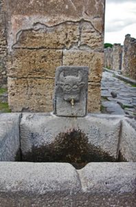 Fontaine au croisement de la rue de la Fortune et de la ruelle de Vettii