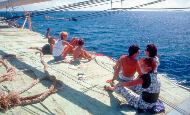 Passagers sur le pont du Taporo V